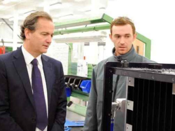 Nick-Hurd-talking-to-Daniel-Machen-Vantage-Powers-chief-battery-engineer-large