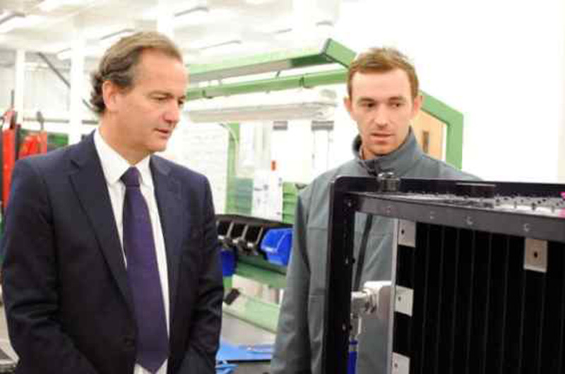 Nick-Hurd-talking-to-Daniel-Machen-Vantage-Powers-chief-battery-engineer-large